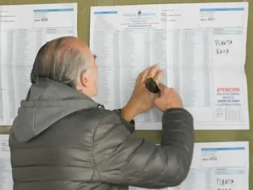 Los bonaerenses acudieron a votar en una jornada marcada por la baja participación. Foto: NA.