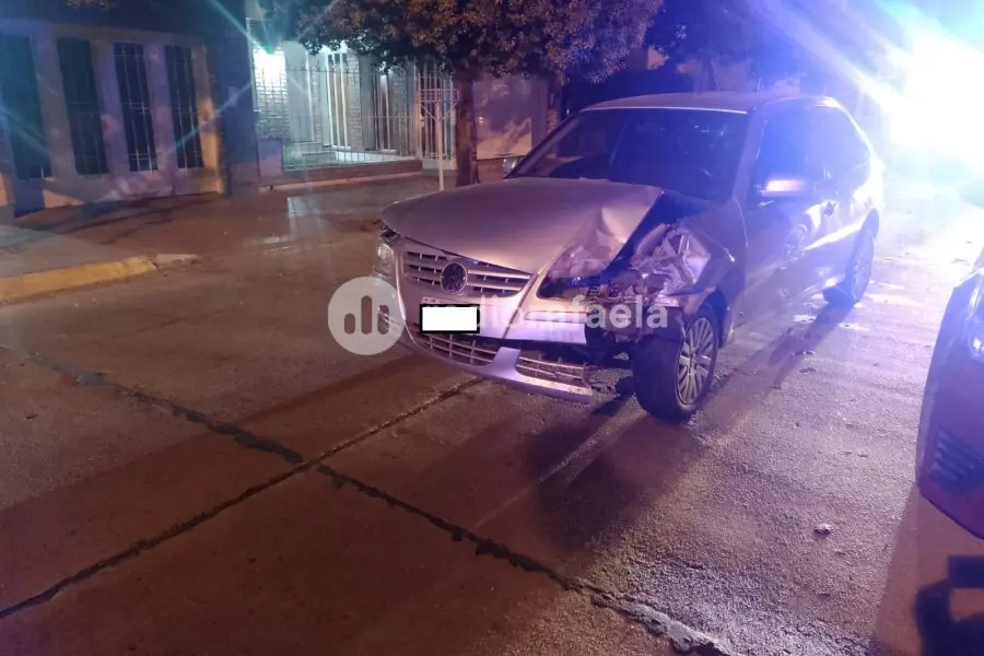Fuerte accidente en la madrugada del domingo: se llevó puesto dos autos estacionados porque estaba alcoholizado