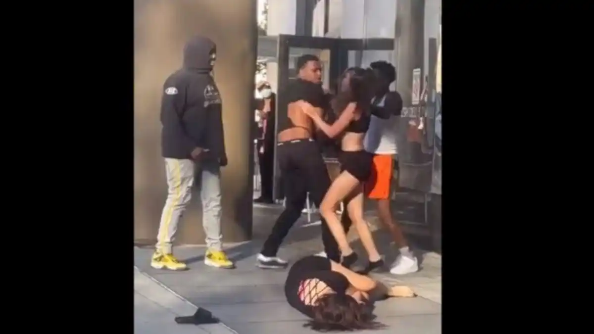 Hombre golpeó brutalmente a dos mujeres en la calle y nadie intervino (VIDEO VIRAL)