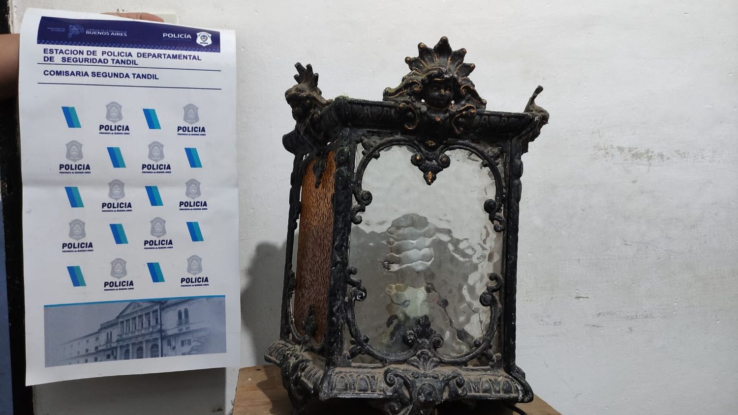 Aprehendieron a un sujeto que robó una farola de hierro de una vivienda