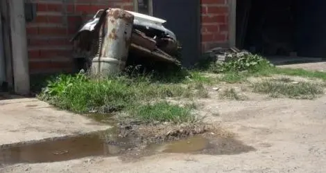 Caños rotos y basura