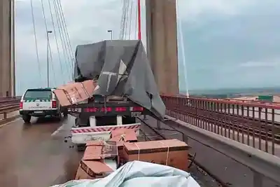 Impactante choque múltiple: tres camiones colisionaron sobre un puente en la Ruta 12