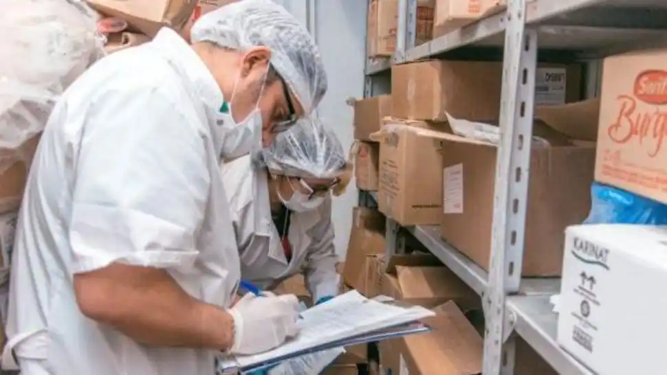 La ANMAT prohibió la venta de un durazno enlatado y un café instantáneo