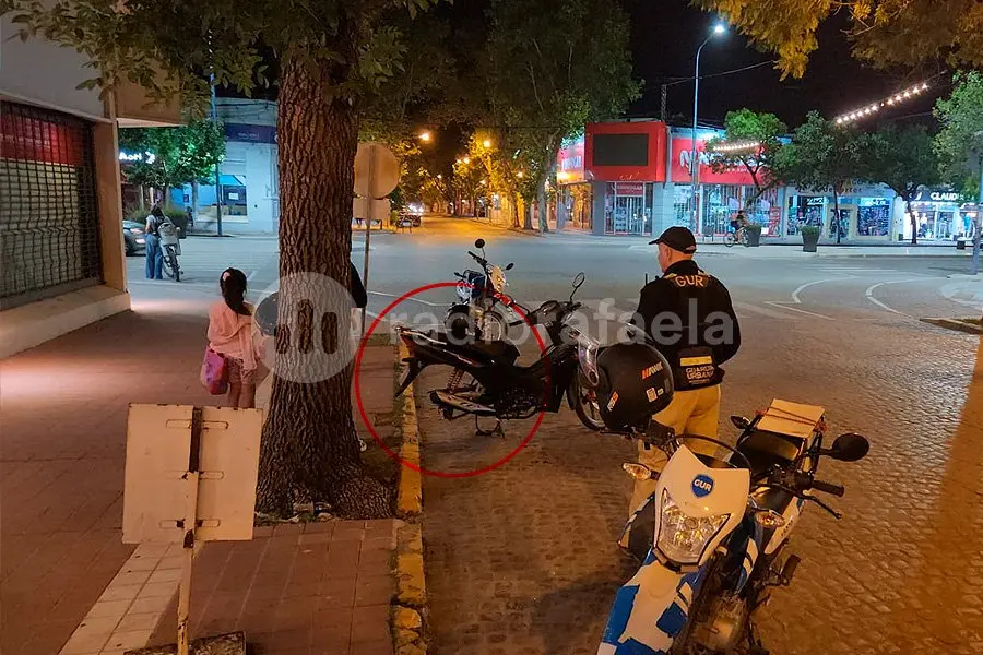 Insólito, pero pasó: le robaron la rueda de la moto que dejó estacionada en pleno centro