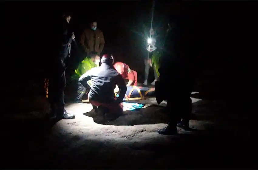 Cayó de un acantilado de 25 metros y se encuentra grave