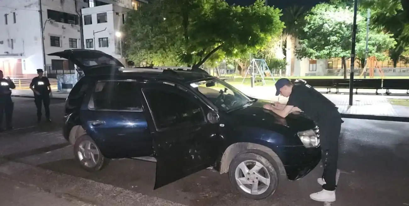 El hombre fue detenido junto a una pareja.