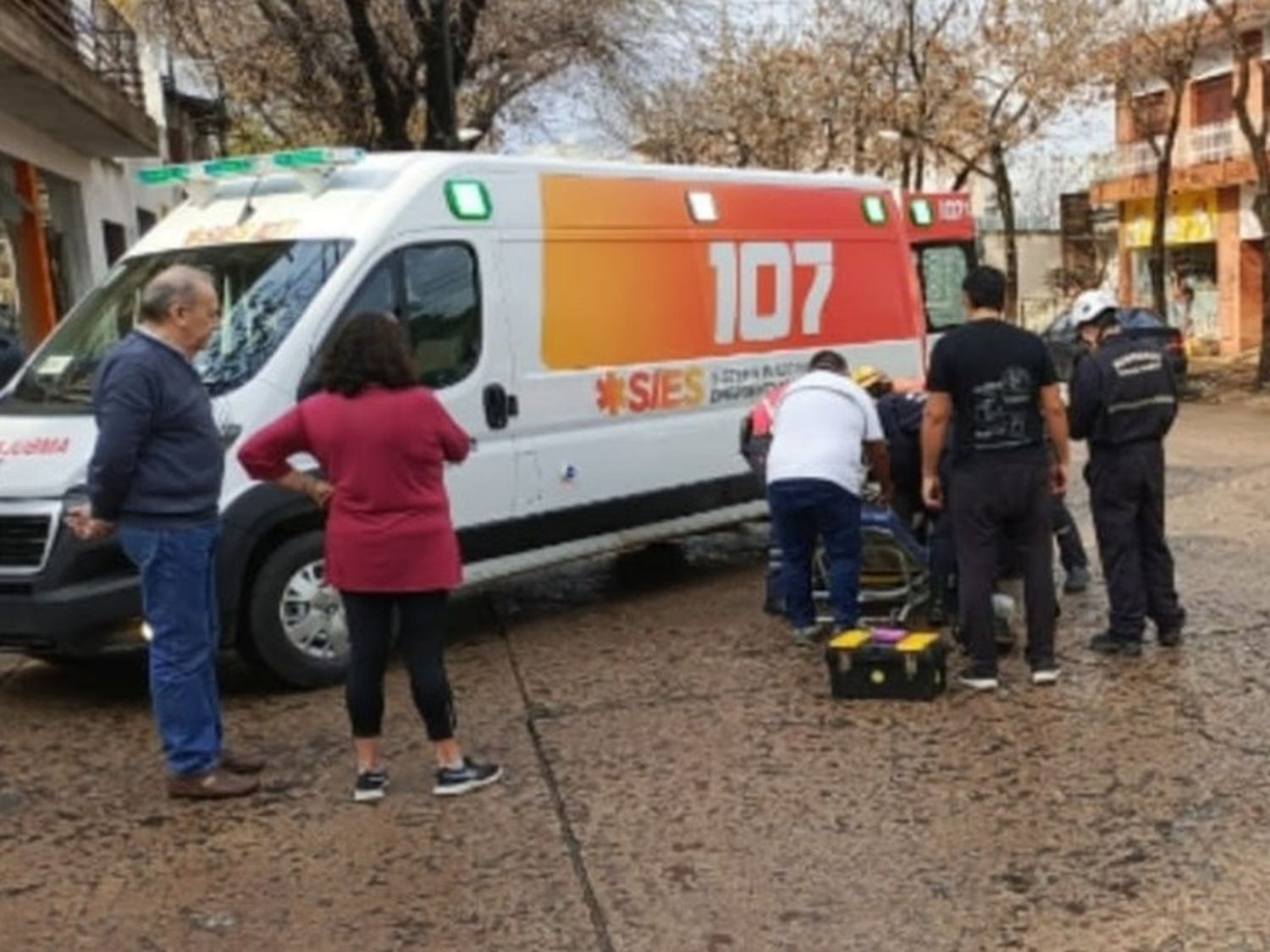 La mujer fue atendida por bomberos y personal del SIES 107.