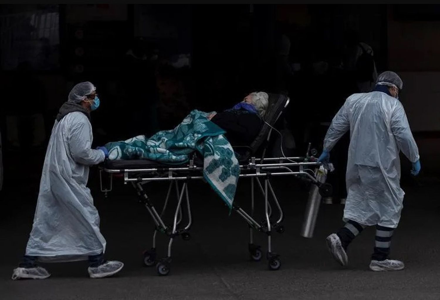 Brasil superó las 400 mil muertes con Covid mientras batalla por las vacunas