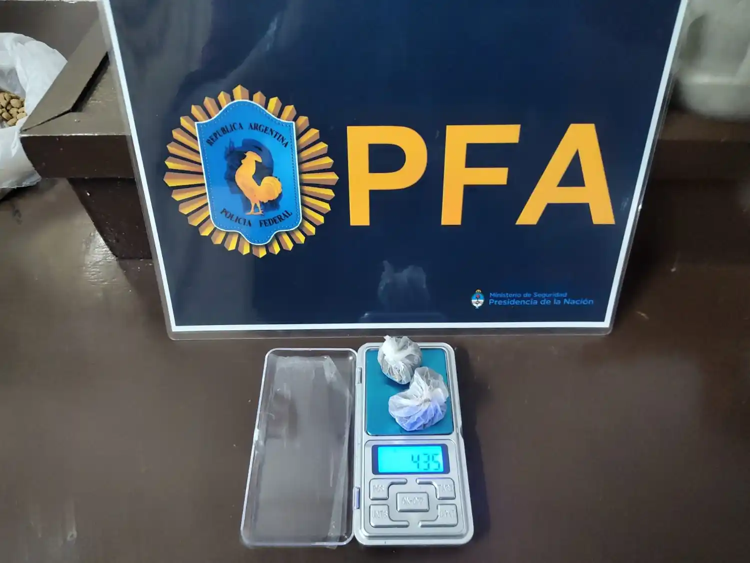 Los dos envoltorios incautados.