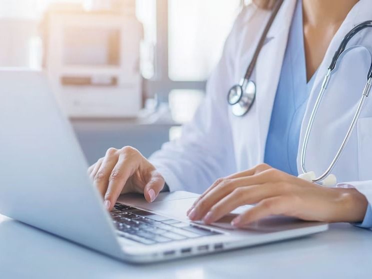 Los médicos argentinos no deberán validar sus títulos en el exterior