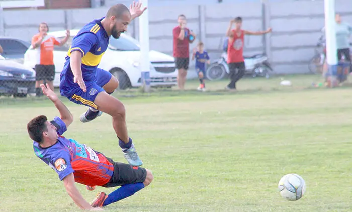 Con público, volvió la acción de la Liga Amateur de fútbol