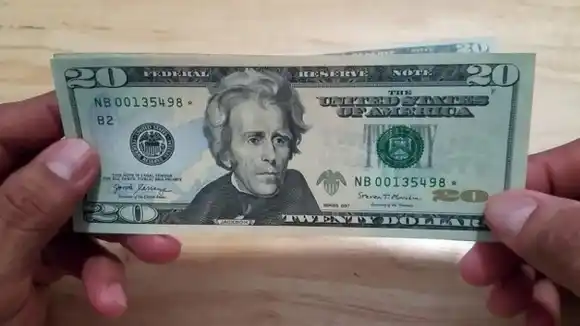 ¡ALERTA! Billetes de dólares falsos circulan en Venezuela, sepa cómo identificarlos (VIDEO)