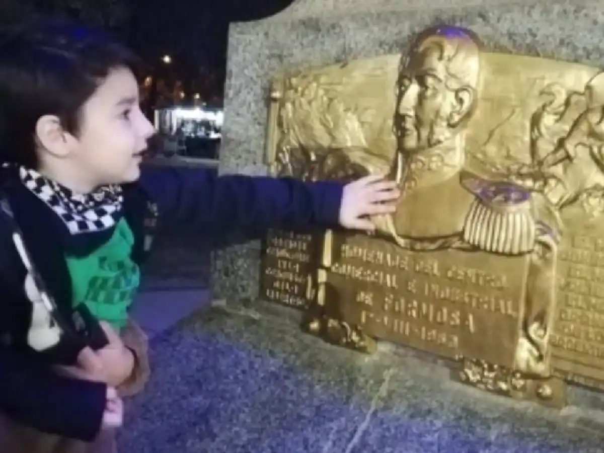 [Video] El niño de cuatro años que se "transforma" en San Martín