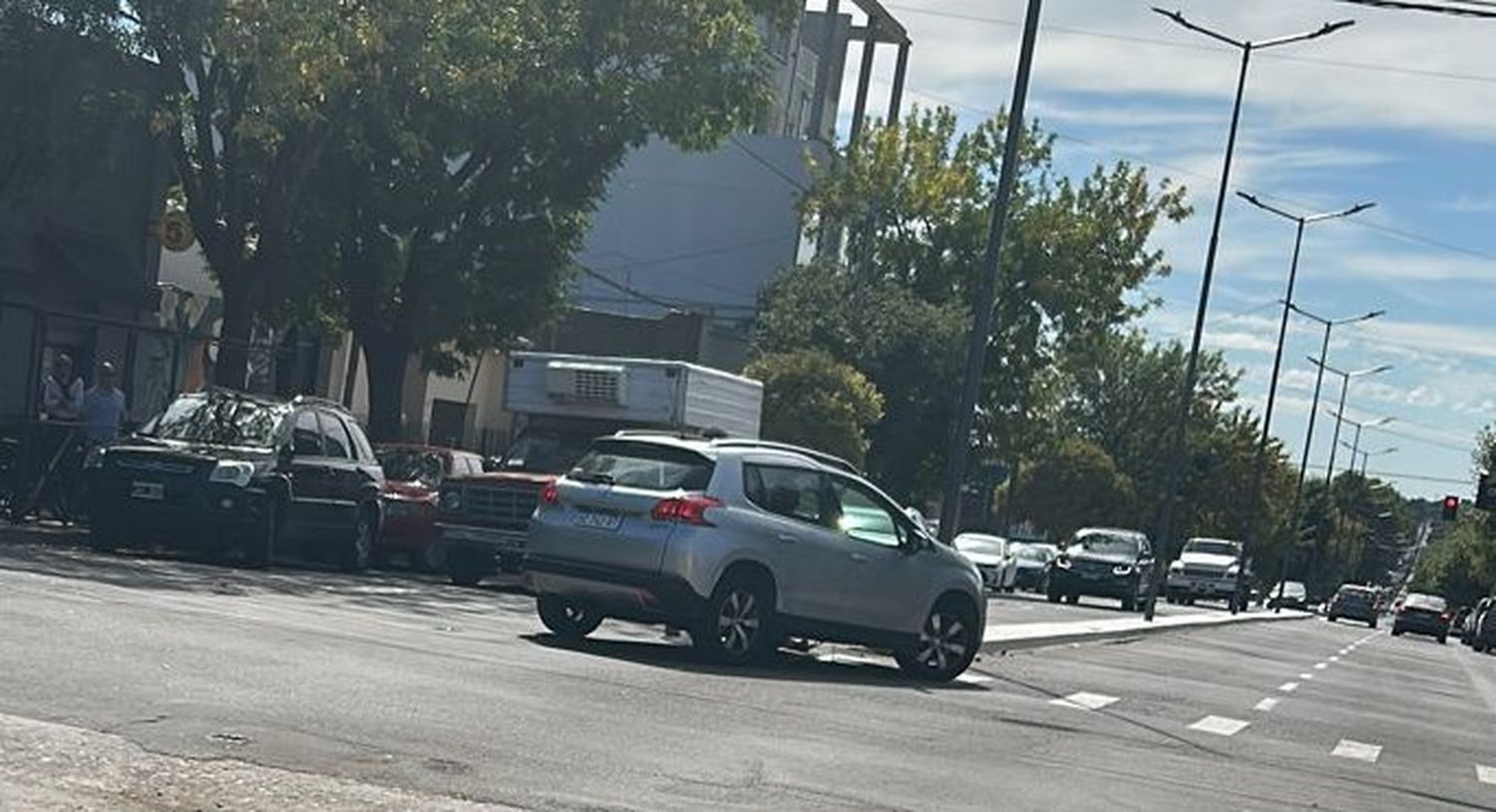 Dobló, se descompensó y chocó contra un poste
