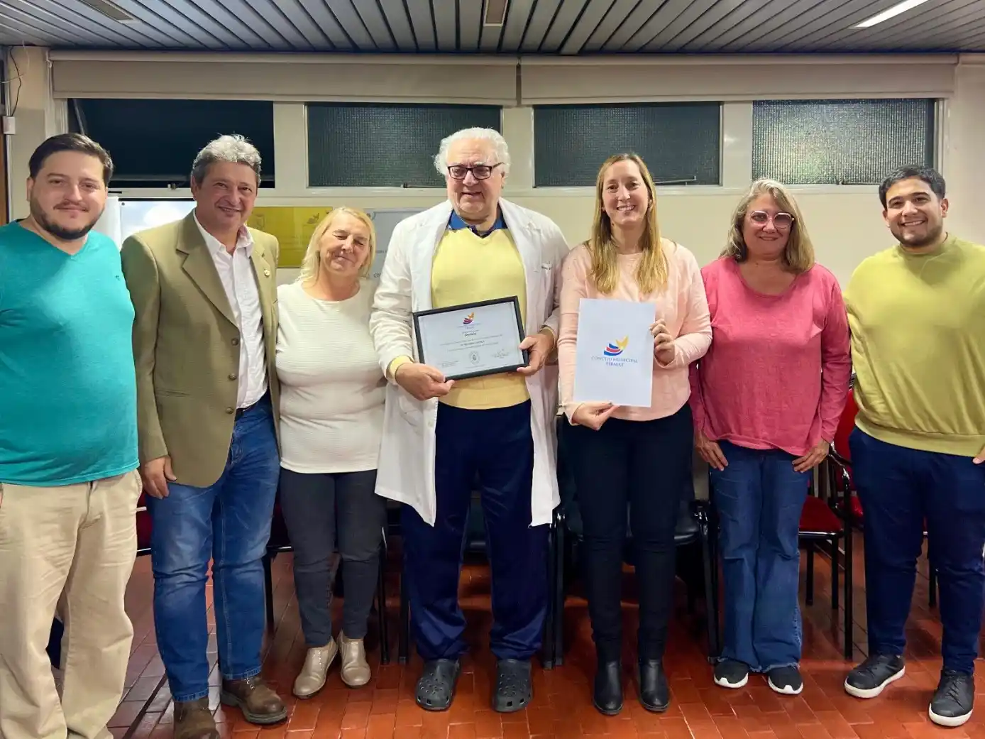 El prestigioso referente sanitario recibió una plaqueta de parte de los concejales. Foto: Gentileza
