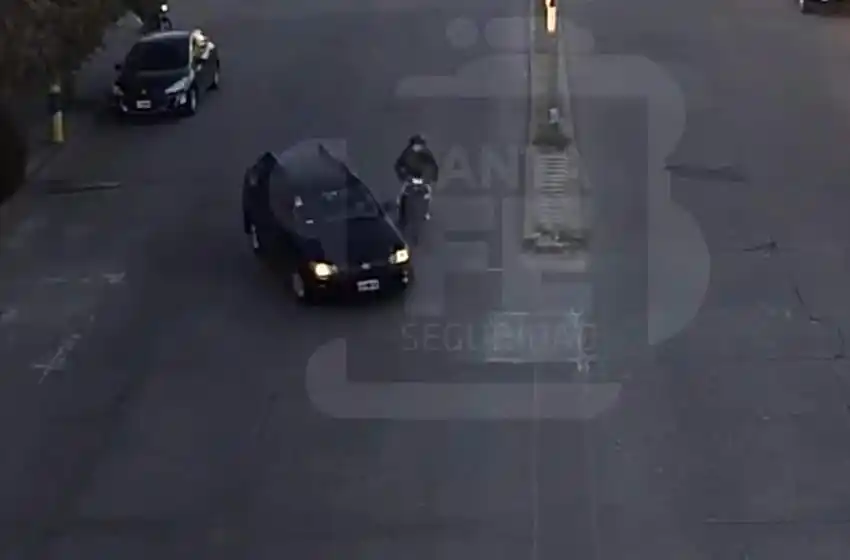 Video: choque entre una motociclista y un automovilista en zona sur
