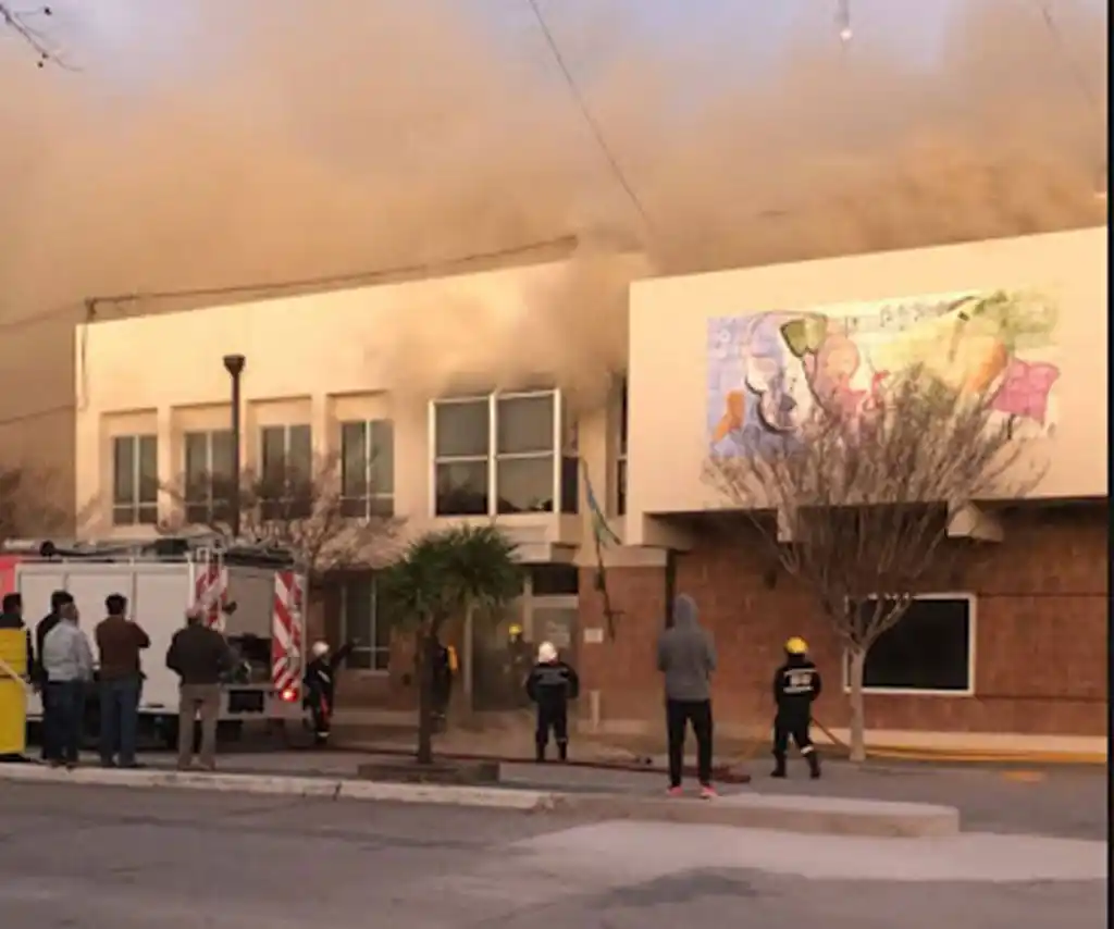 Walter Cuesta, jefe de bomberos de San Cayetano: “Todos los bomberos trabajaron codo a codo”
