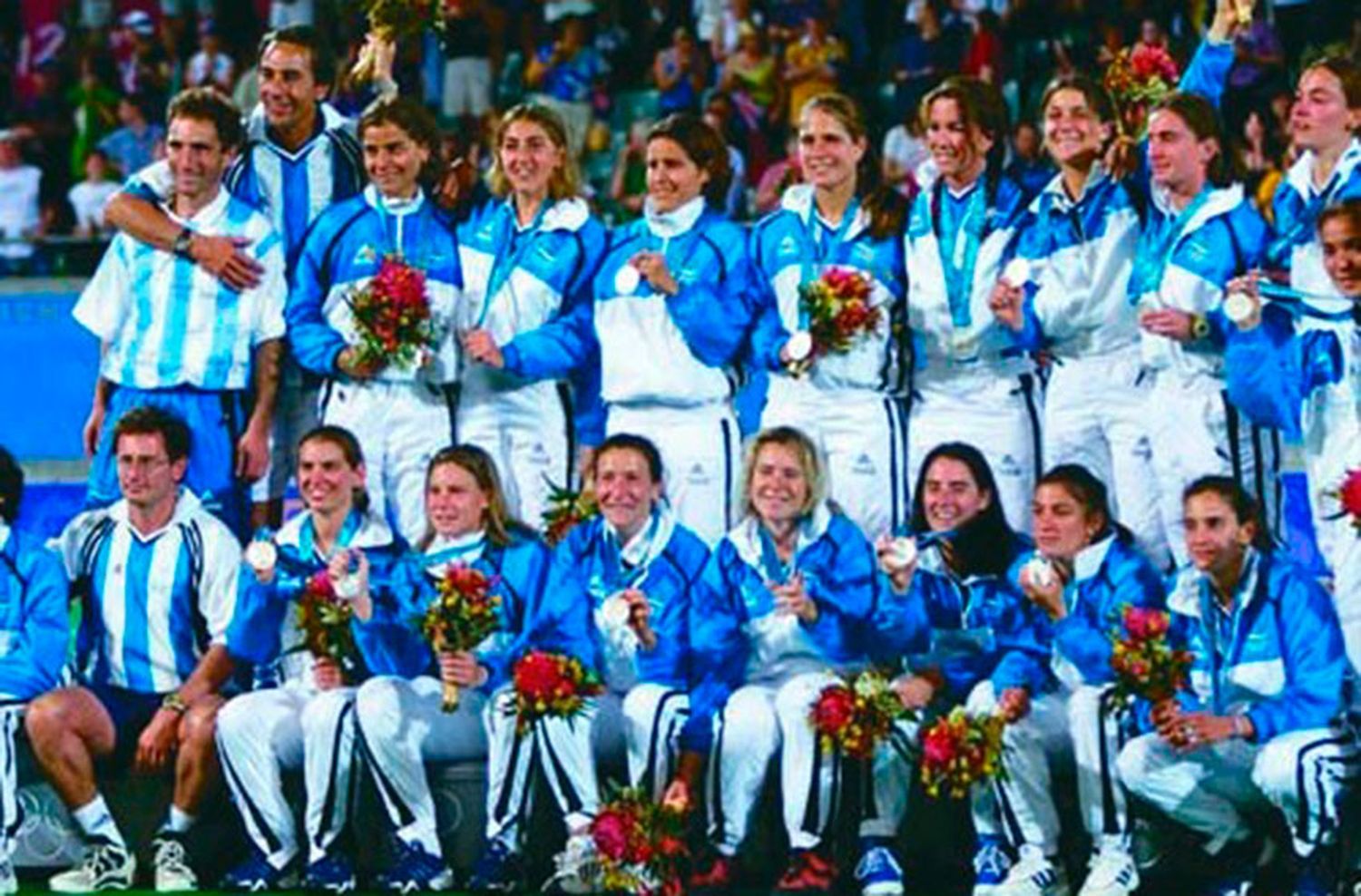Los 20 años de Las Leonas, en el trazo de Inés Arrondo