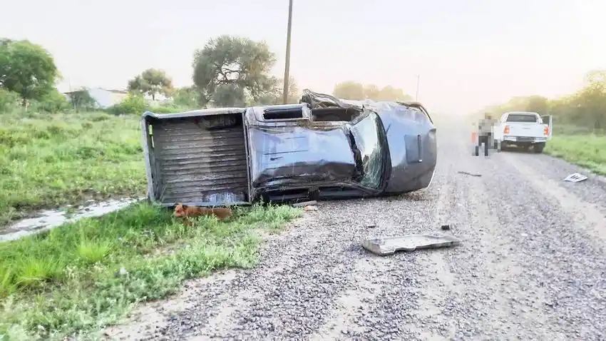 Un hombre murió horas después de 
volcar y salir despedido de su camioneta