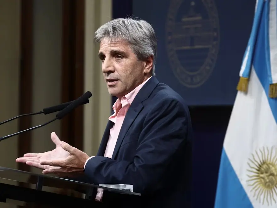 Caputo aseguró que el dólar se va a mantener dentro de la banda, pero se negó a señalar un precio