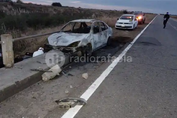 Grave incendio en el puente de "Nelson": una persona se encontraba en el interior del vehículo 