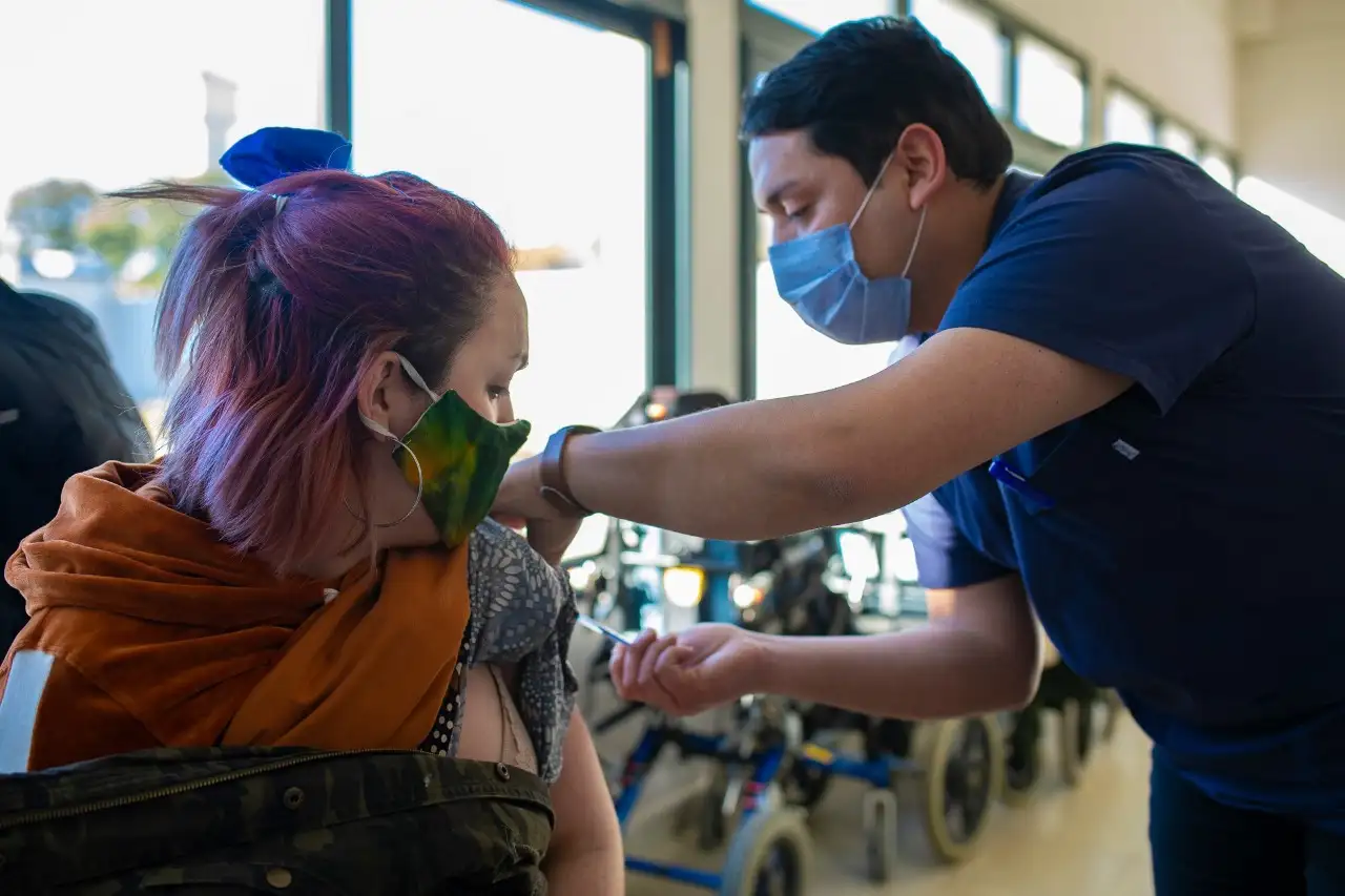 Un laboratorio anunció que una dosis de refuerzo de su vacuna multiplicó 9 veces la protección