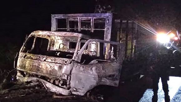 MATAN A UN JOVEN DE 24 AÑOS: piratas de carretera lanzan bomba molotov a un camión cava en Anzoátegui