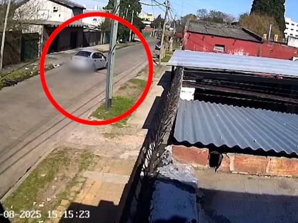 Un conductor de apps atropelló a un ciclista, bajó del auto y corrió el cuerpo para escapar con una pasajera a bordo