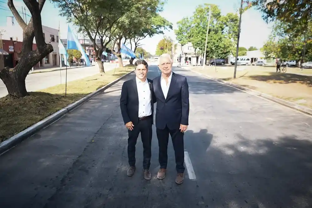 El gobernador Axel Kicillof junto al intendente Julio Alak.