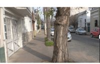 “No es un capricho mío”, aseguró una frentista que reclama que extraigan un árbol de su vereda