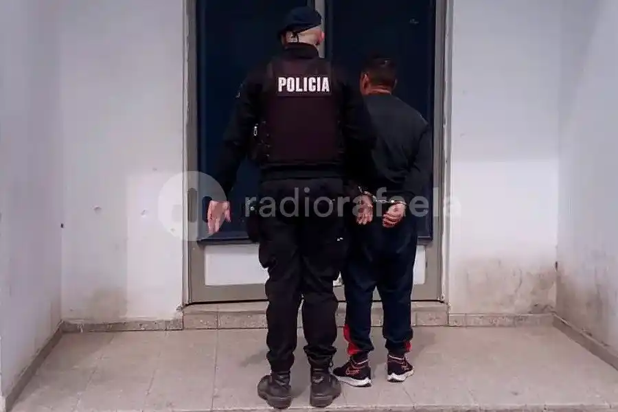 A los tiros cerca de una escuela mientras los padres esperaban la salida de sus hijos