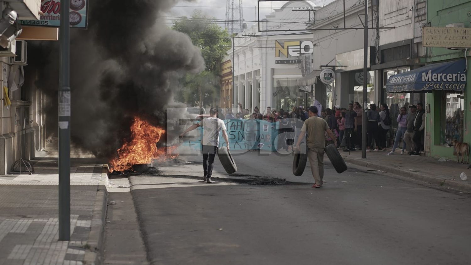 Incidentes en la puerta del Copnaf: manifestantes prendieron fuego y piden la renuncia de Rossi