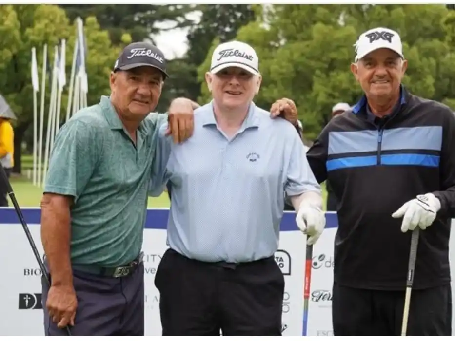 El rafaelino Gustavo Acosta (centro) y un valioso tercer puesto en el Argentino Senior en Río Cuarto. Foto:AAG