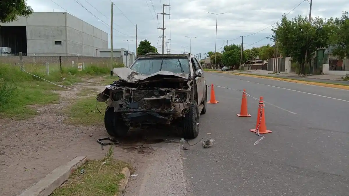 Una camioneta Toyota Hilux SW4 impactó por alcance a un automóvil Renault Clio