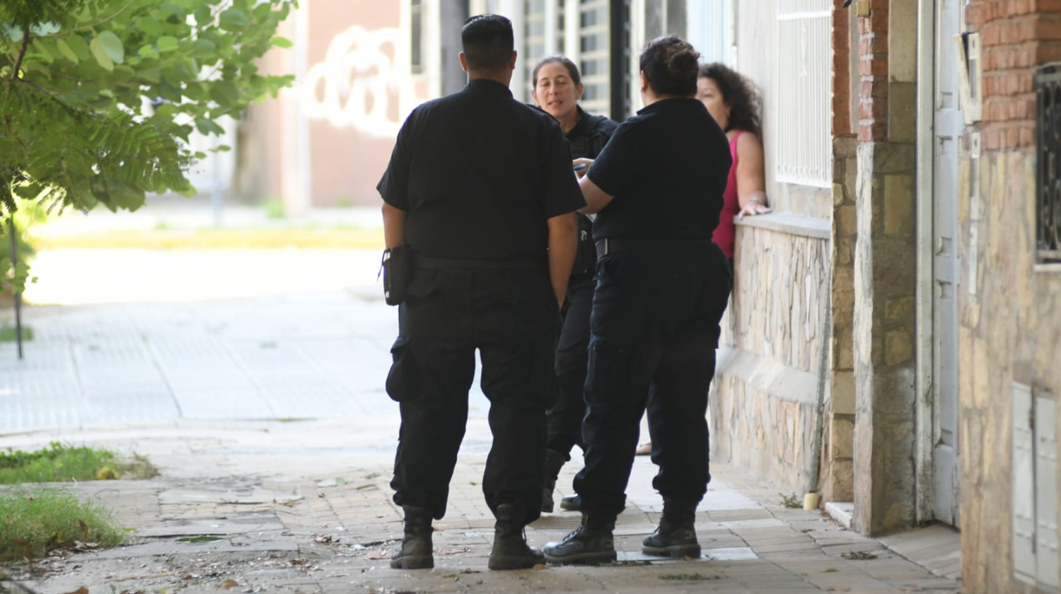 Personal policial trabaja en el hecho ocurrido en Necochea al 3000.