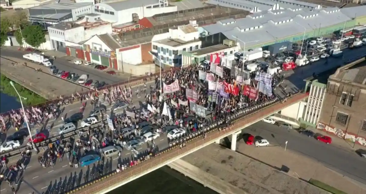 Tras el caos generado en Puente Pueyrredón, agrupaciones de izquierda y desalojados de Guernica marchan a La Plata