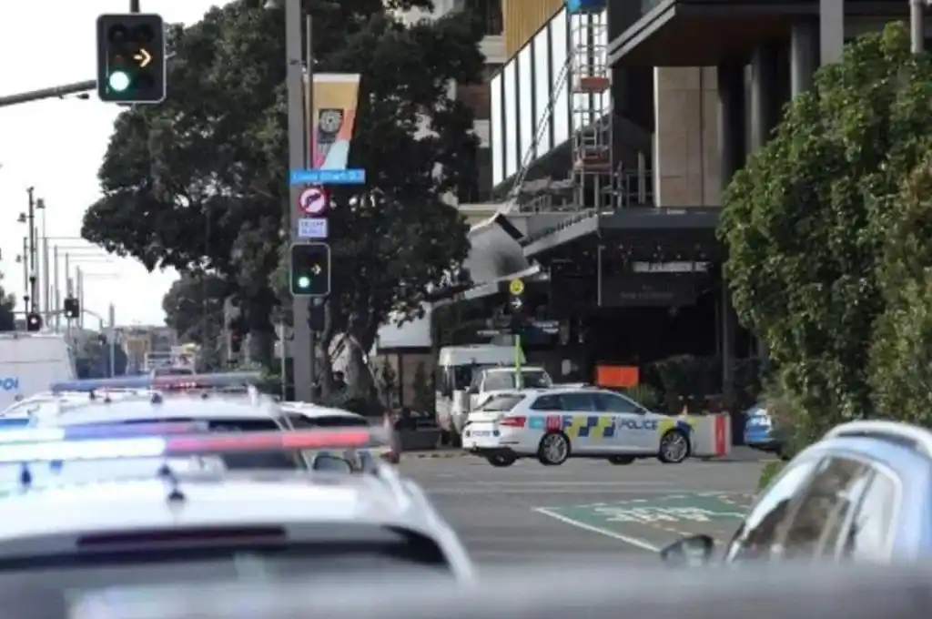 Al menos tres personas murieron y otras seis resultaron heridas.
