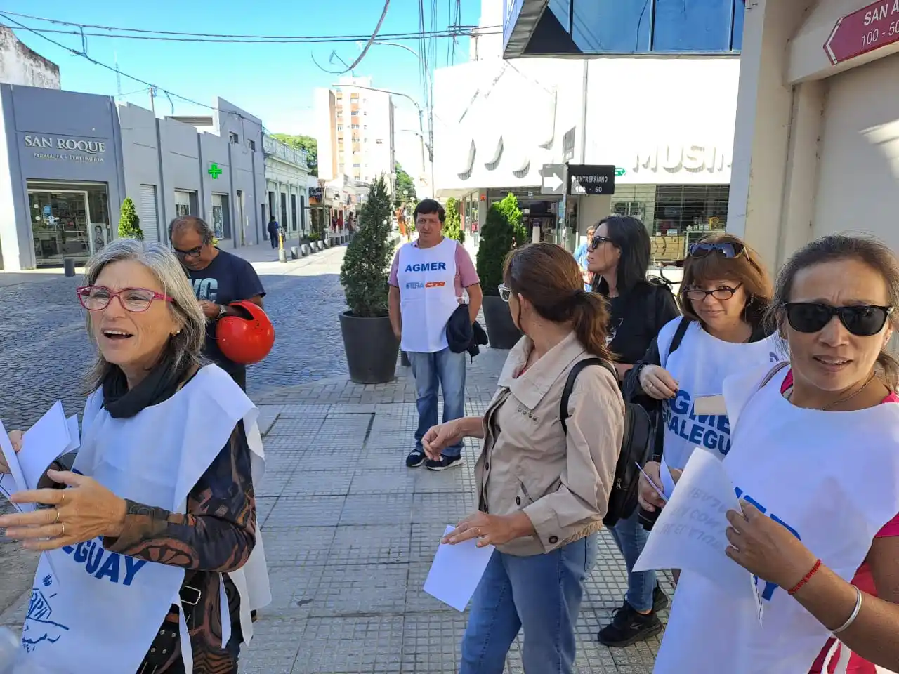 Paro de CTERA: Integrantes de Agmer entregaron panfletos en la zona céntrica