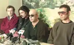 Se rematará en Olavarría el escritorio en el que Los Redondos brindaron su única conferencia de prensa