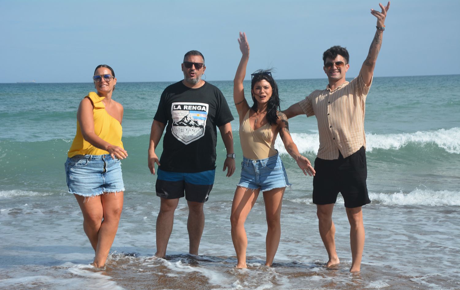 Con los pies en el agua. Los conductores Carina Callejón, Emiliano Coroniti y Rocío Pacheco y el notero Sebastián