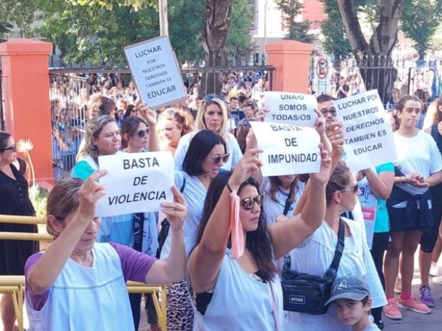 Gremios docentes, ATE y la CGT local manifestaron su repudio.