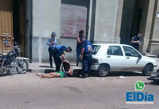 Motociclista de 19 años fue hospitalizado tras impactar contra un auto 