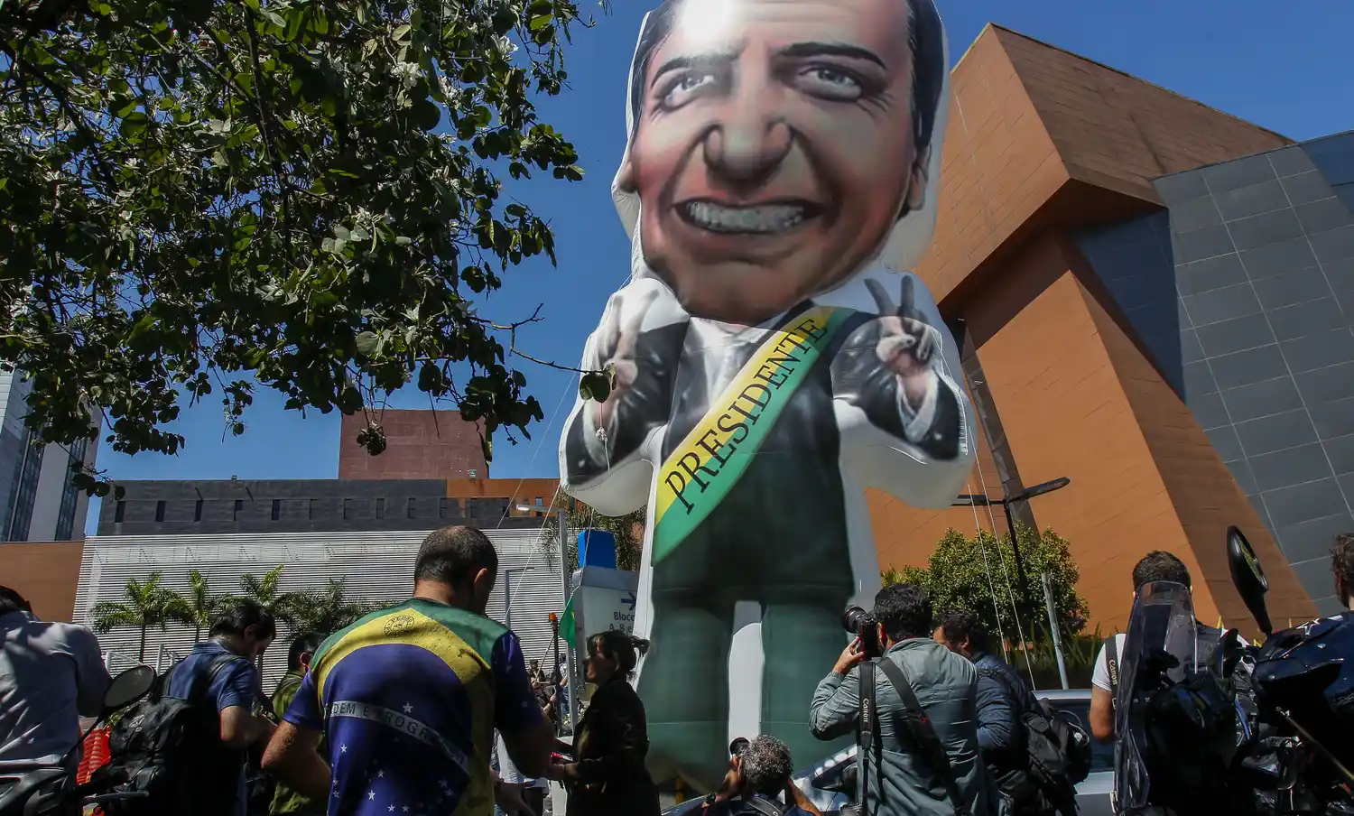 Bolsonaro acapara la campaña electoral tras sufrir un atentado
