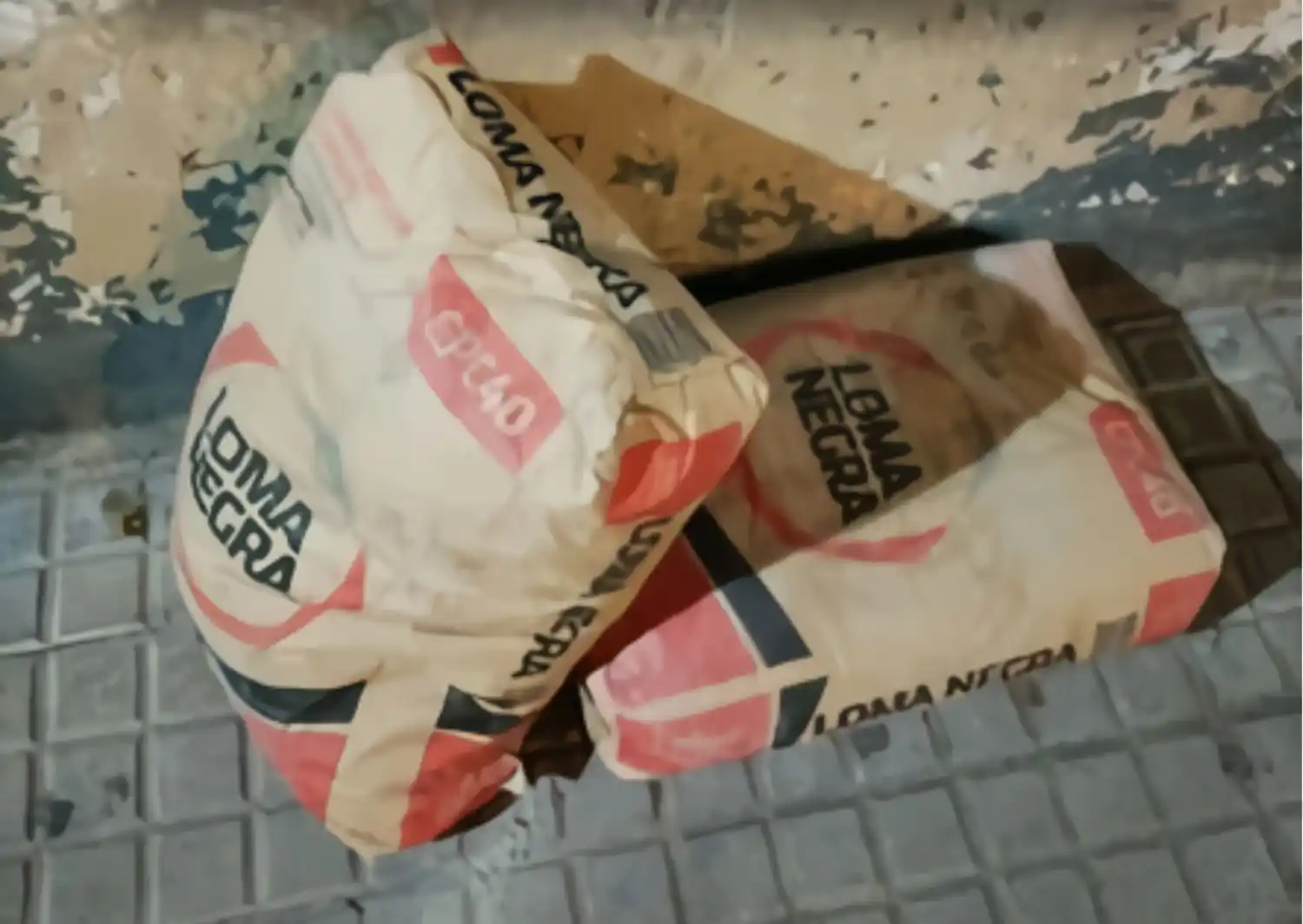 Las bolsas de cemento robadas por los delincuentes.
