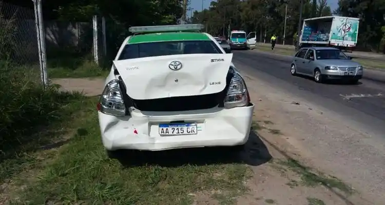 Chocaron a un auto municipal en La Plata