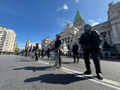 Tras el aval al veto, agredieron a un streamer libertario en las afueras del Congreso