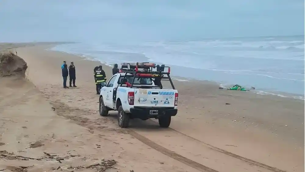 El cuerpo de uno de los kayakistas fue hallado ayer  a la altura de la calle 4 y la playa de Las Toninas.