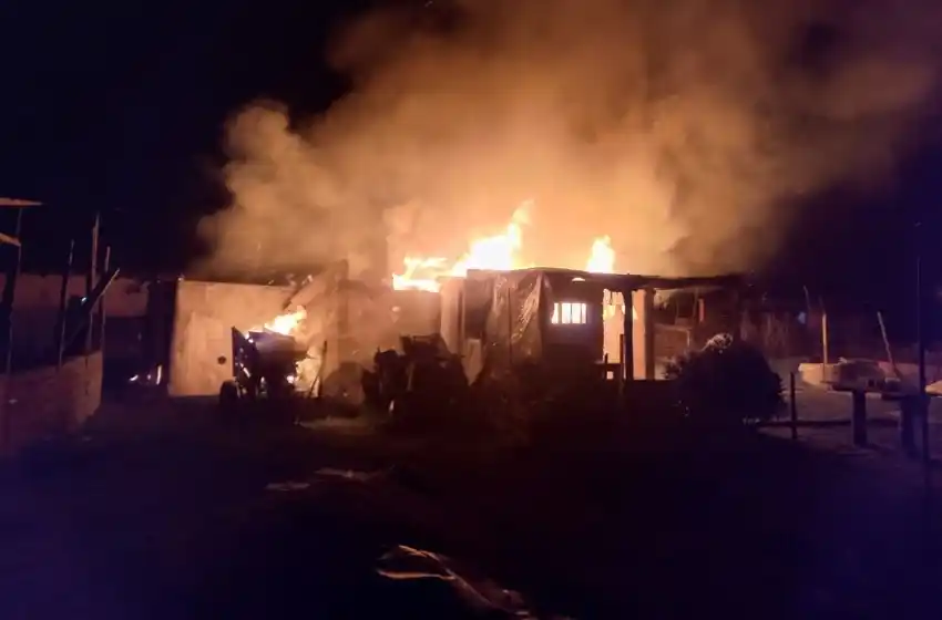 Feroz incendio en barrio El Casal