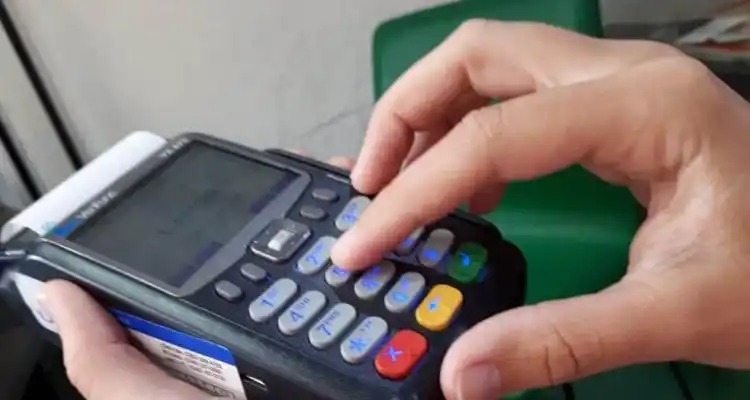 Si un comercio no acepta pago con débito, se lo puede “escrachar” en Arba a través de redes sociales