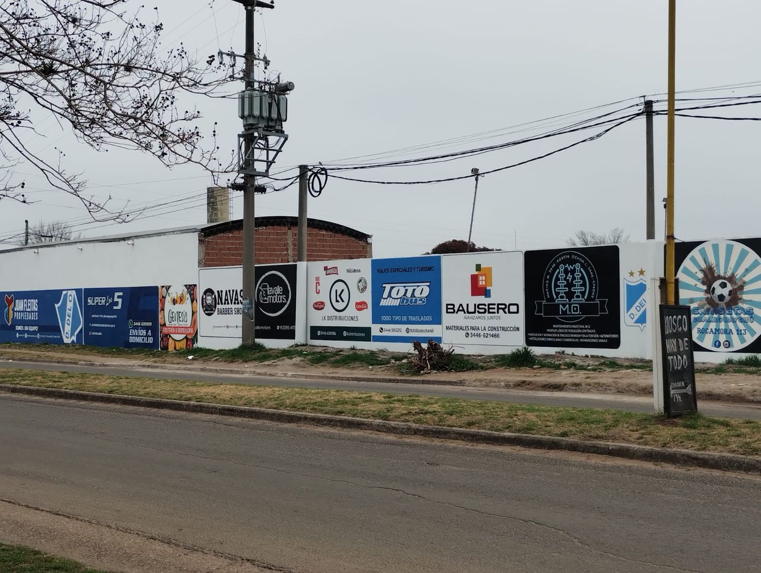 El frente del estadio de Defensores del Oeste sobre calle Nájera finalizado con la ayuda de empresas y comercios locales.